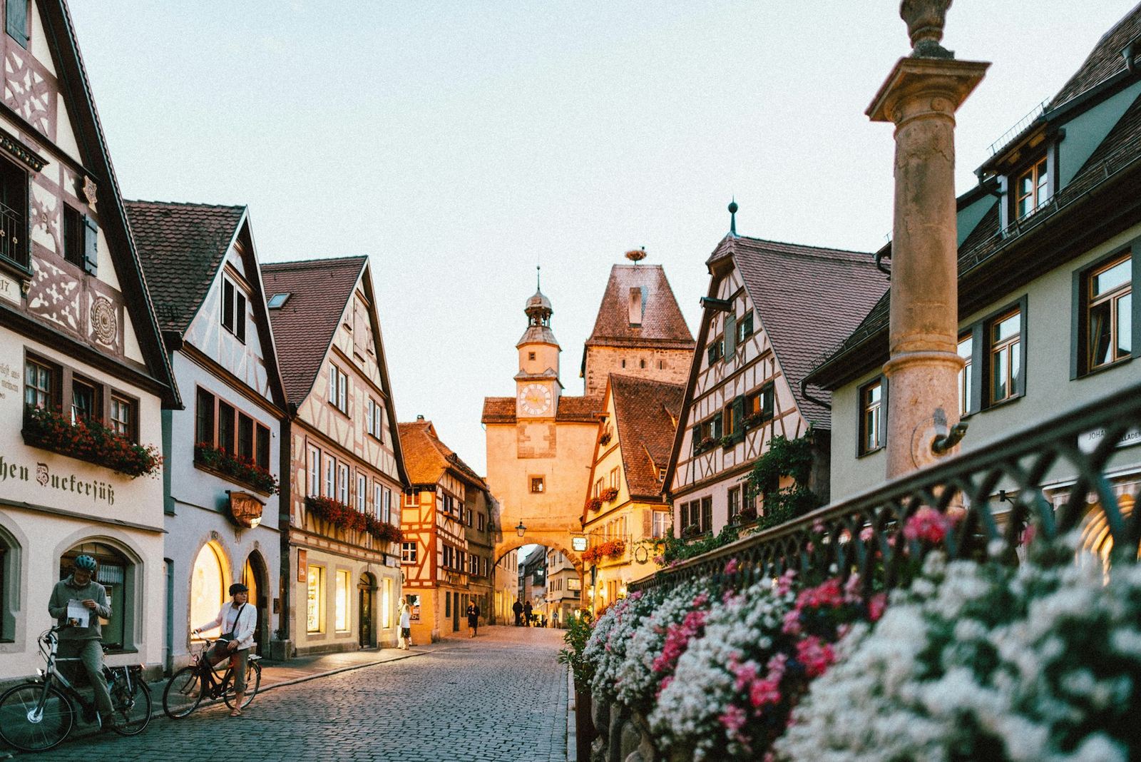 Akşam ışığında Rothenburg ob der Tauber’de tarihî bir Alman sokağı